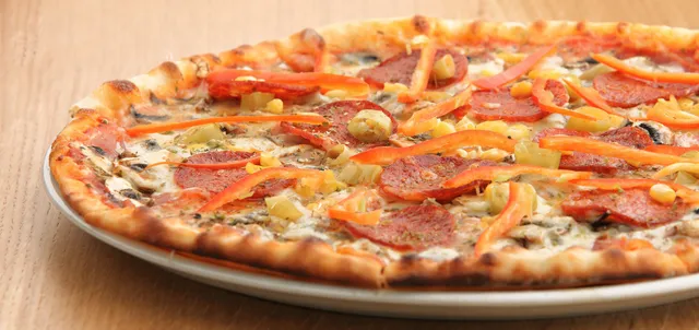 Profesionalna fotografija pizze sa povrćem i salamom za meni restorana