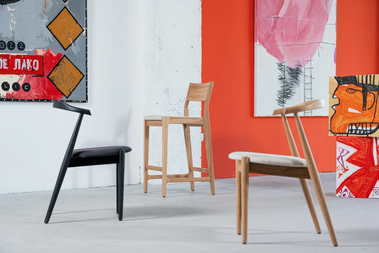 Profesionalna fotografija barske stolice u enterijeru za promociju nameštaja