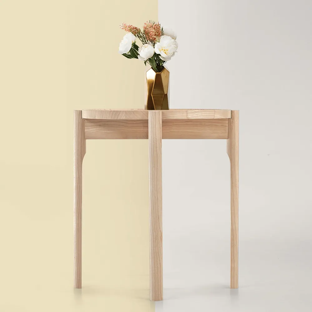 Profesionalna fotografija drvenog stola sa dekoracijom za katalog nameštaja