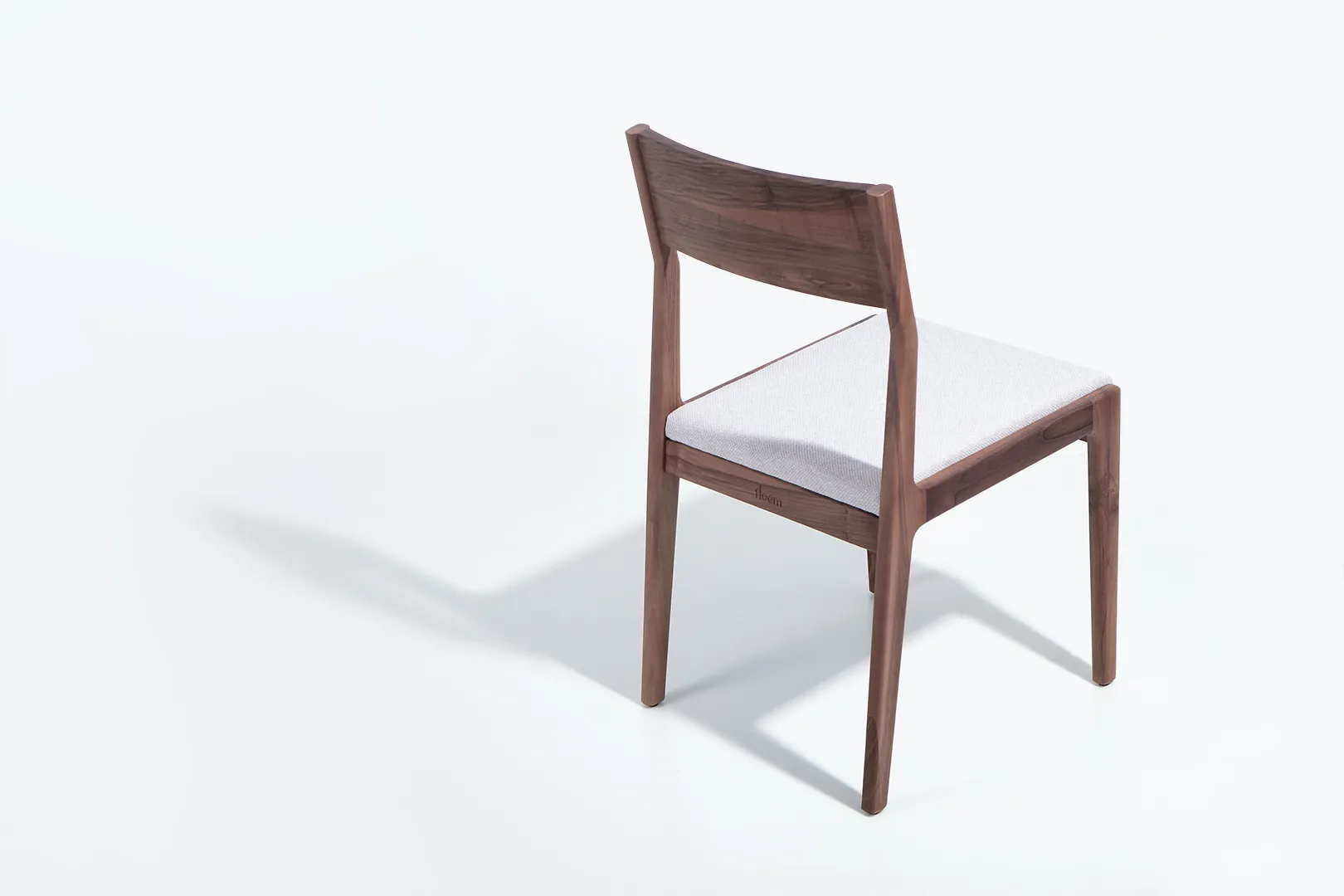 Profesionalna fotografija drvene stolice modernog dizajna za katalog nameštaja