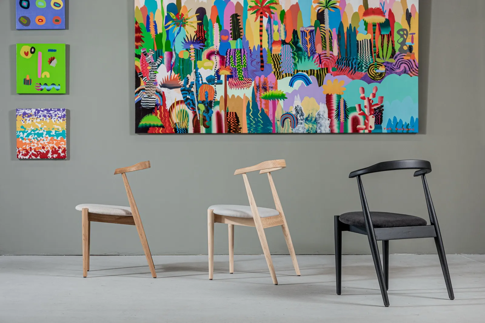 Profesionalna fotografija dizajnerskih stolica u modernom enterijeru za katalog nameštaja