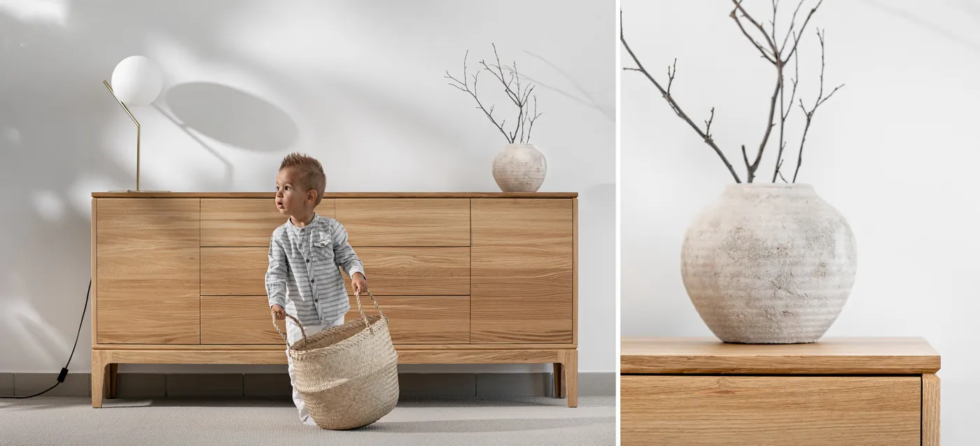 Profesionalna fotografija drvene komode u enterijeru za promociju i katalog nameštaja